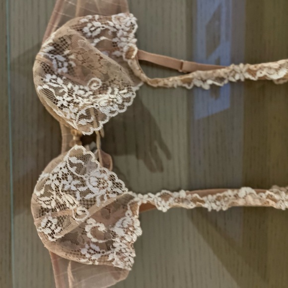 La Perla Cream Lace Bra with Floral Motif and Scalloped Edge- handmade in Italy - Picture 6 of 8